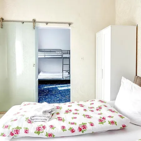 Askania Bed & Breakfast 2*